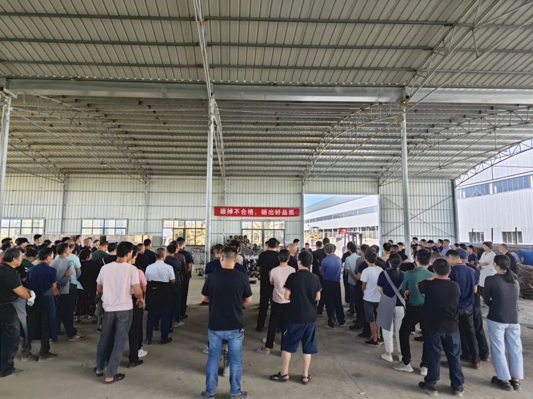 江西百新举行“砸掉不合格，砸出好质量”活动